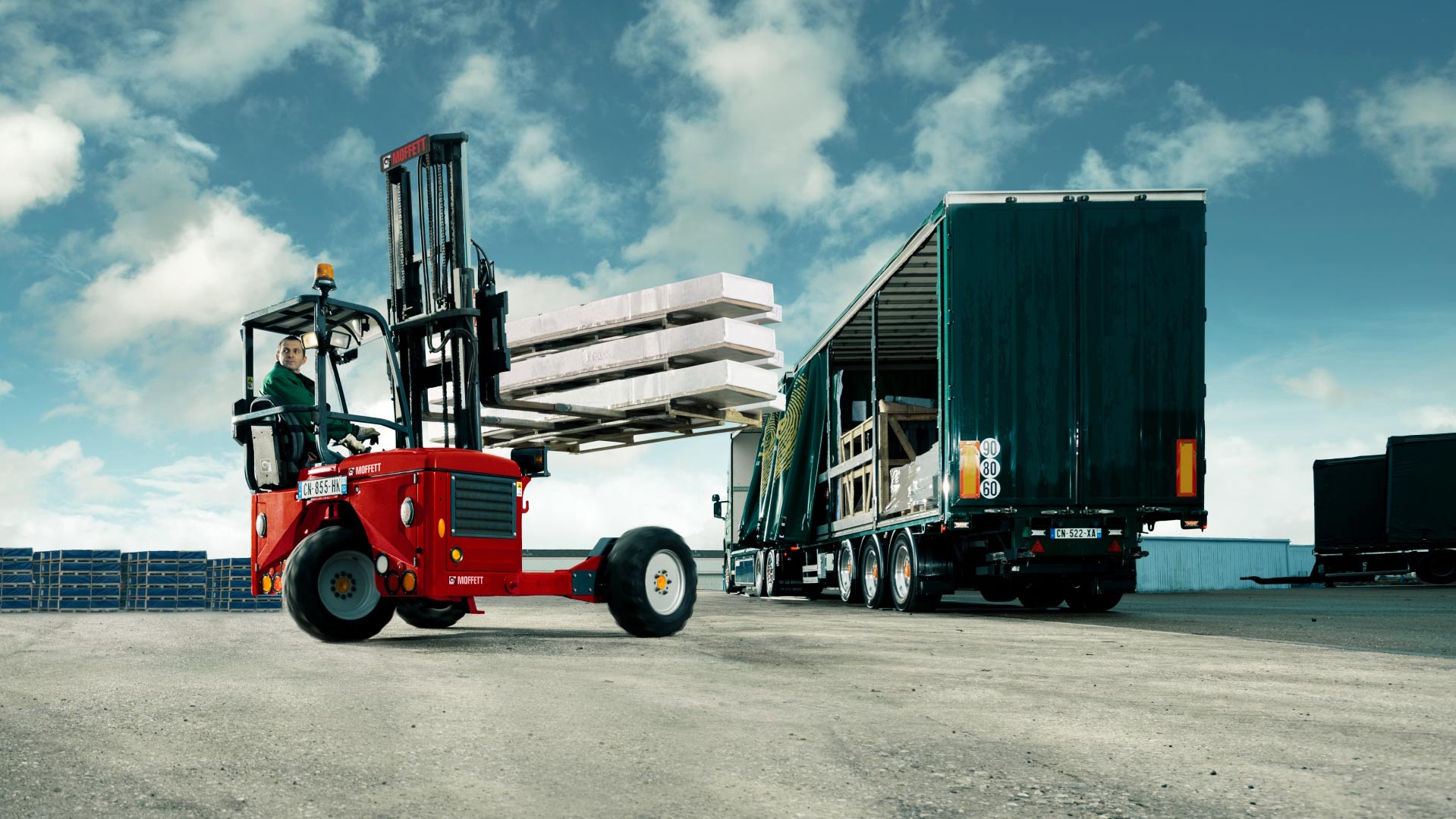 chariots-l-vateur-embarqu-moffett-mont-s-sur-camions-nos-marques-hiab