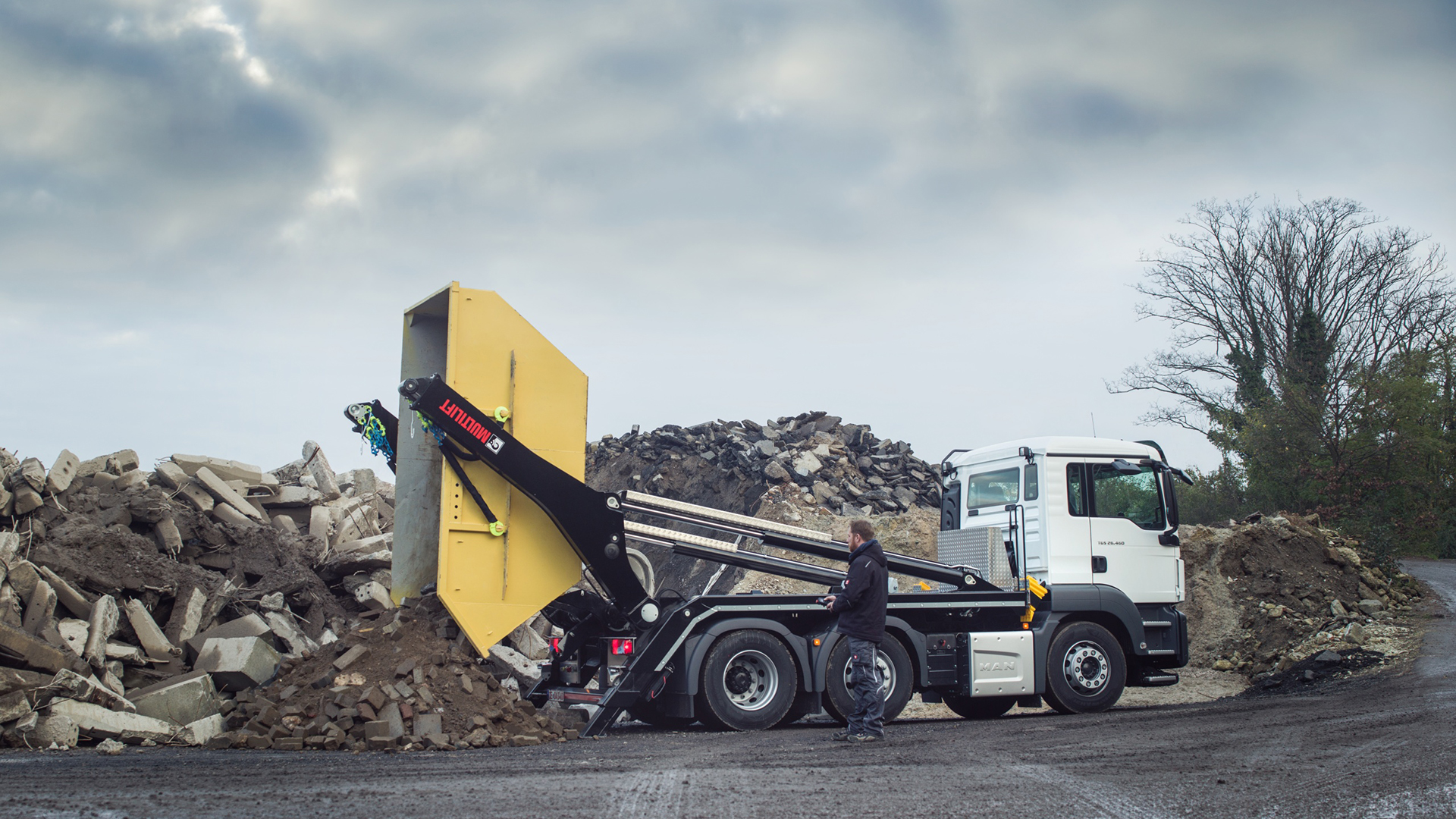 Skip Loader Work Hook loader & Skip loaders Industry Applications | Hooklifts and Roll ...