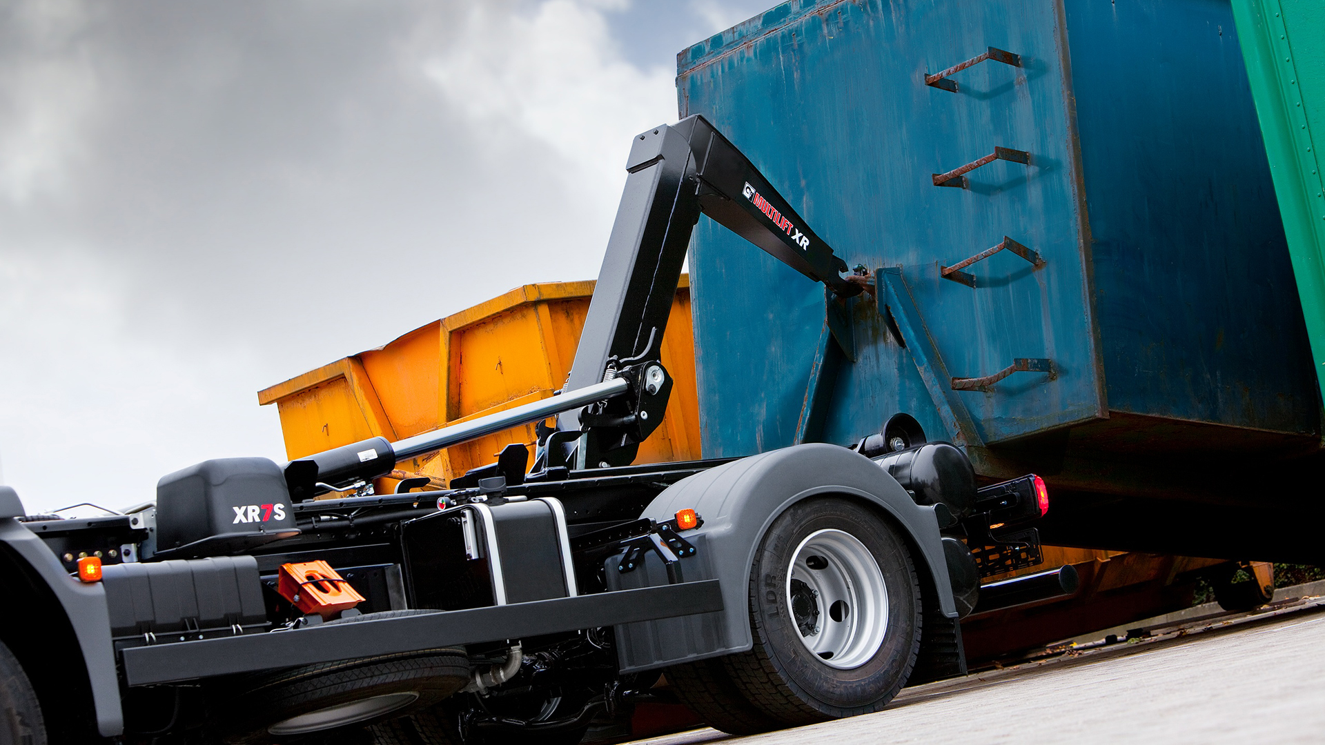 Skip Loader Work Hook loader & Skip loaders Industry Applications | Hooklifts and Roll ...